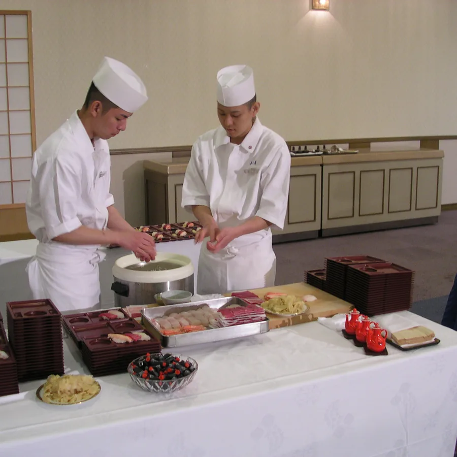 Zubereitung von Sushi am Tresen