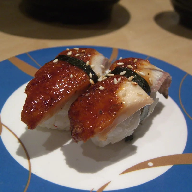 Unagi-Nigiri auf blauem Teller